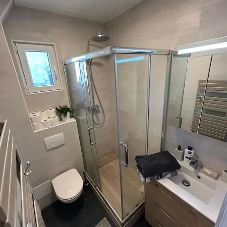 Large 4 Bright Apartment *